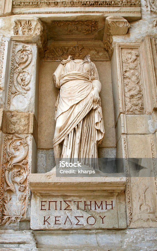 Statua di Episteme (Conoscenza) presso la biblioteca di Celso, Efeso, Turchia - Foto stock royalty-free di Antica civiltà