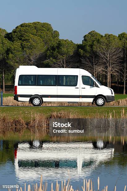 Mini Van Por El Lago Foto de stock y más banco de imágenes de Aire libre - Aire libre, Coche, Conducir