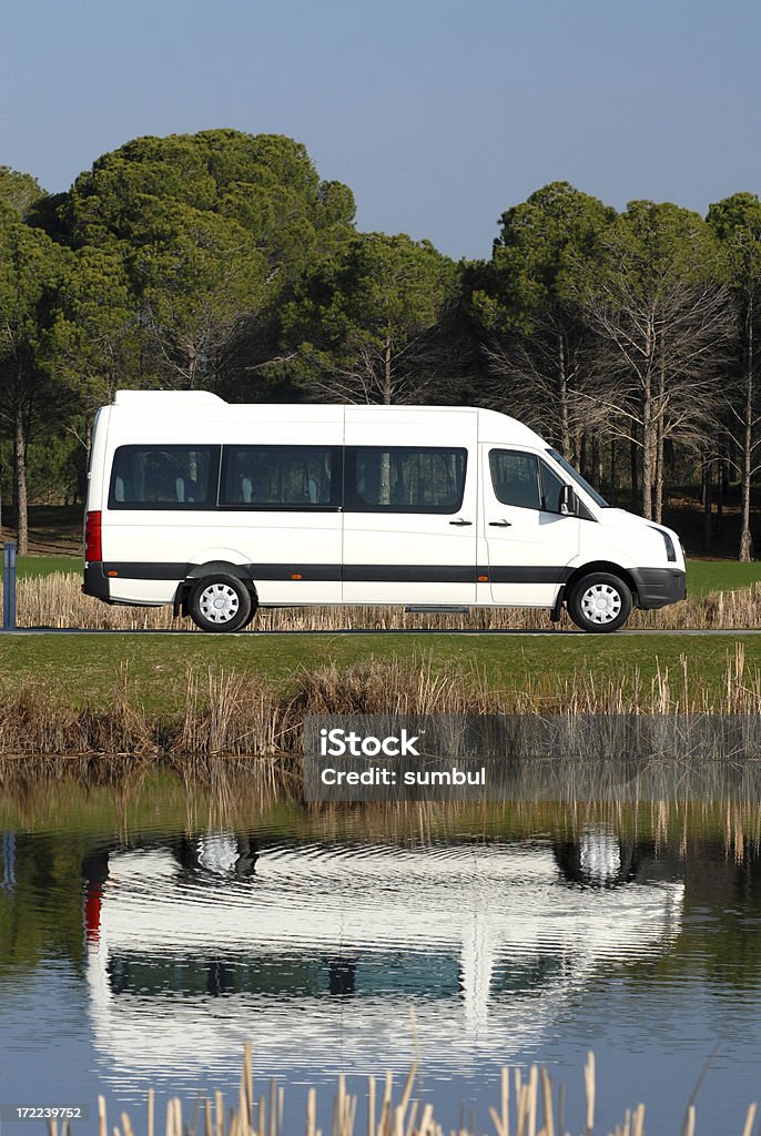 Mini Van no lago - Foto de stock de Caminhonete de Entregas royalty-free