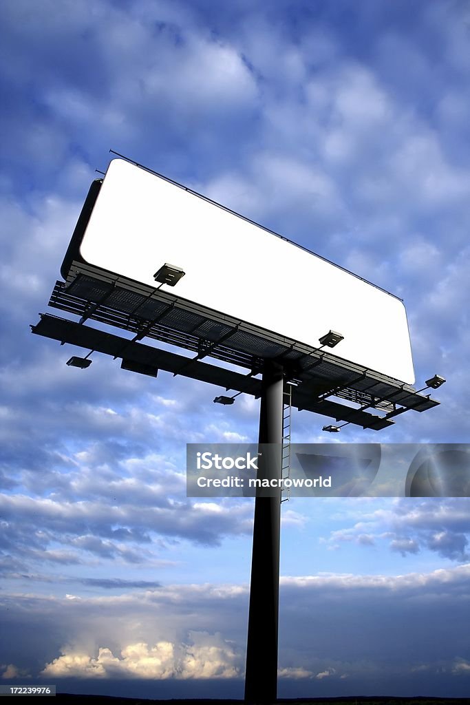 Puste Billboard NA POCHMURNE niebo - Zbiór zdjęć royalty-free (Billboard)