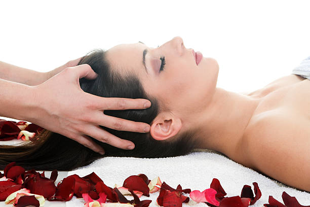 mujer de recibir un masaje en el spa - one woman only beautiful lifestyle handcarves fotografías e imágenes de stock