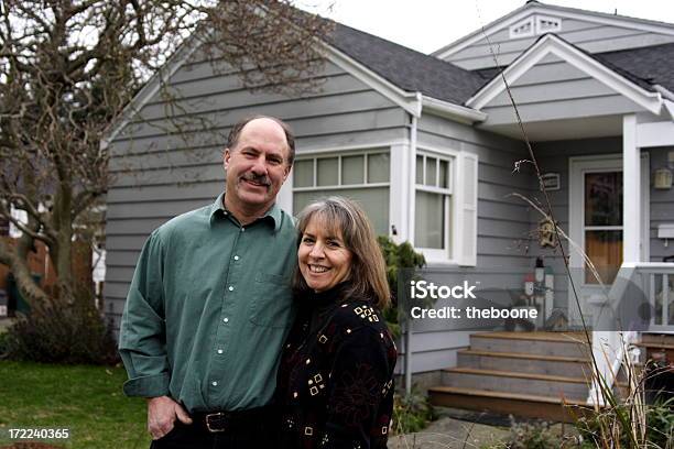 Mãe E Pai Na Frente De Casa - Fotografias de stock e mais imagens de Vida Doméstica - Vida Doméstica, Edifício residencial, Família