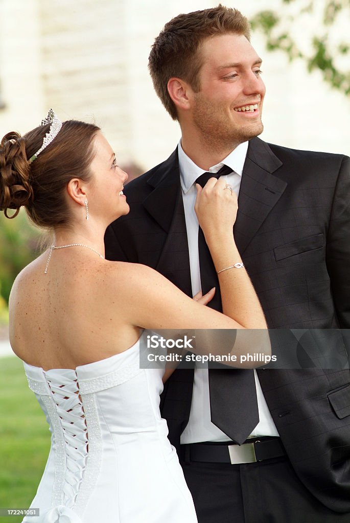 Panna młoda i pana młodego udostępnianie chwilę po ich ślub - Zbiór zdjęć royalty-free (Ceremonia ślubu)