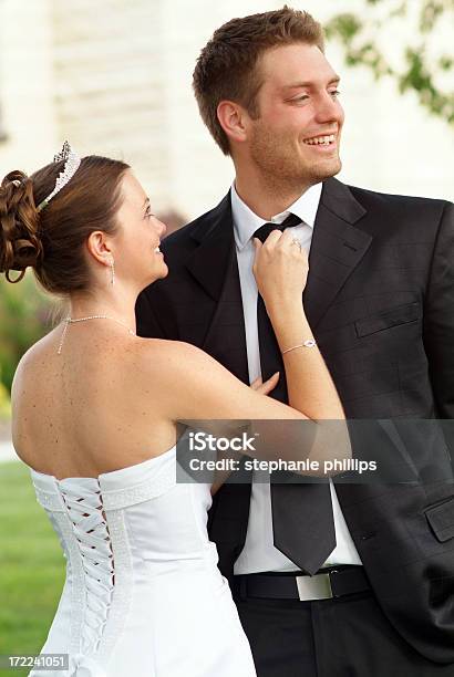Panna Młoda I Pana Młodego Udostępnianie Chwilę Po Ich Ślub - zdjęcia stockowe i więcej obrazów Ceremonia ślubu