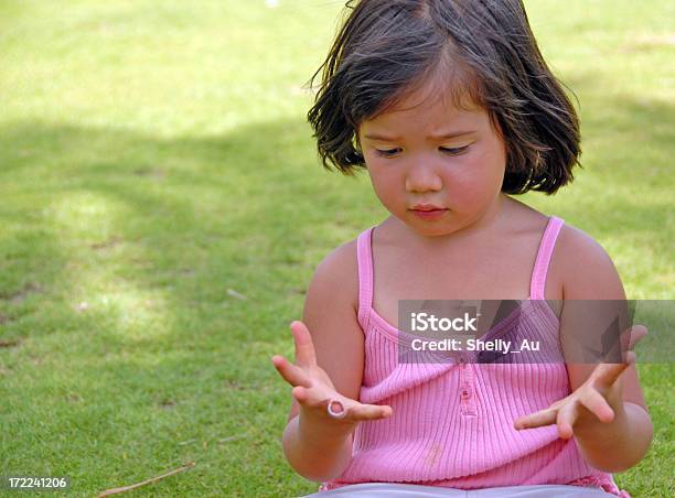 Foto de Contando Os Dedos e mais fotos de stock de Contar - Contar, Criança pequena, Criança