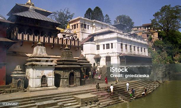 Photo libre de droit de Pashupatinath Le Temple De Shiva À Katmandou banque d'images et plus d'images libres de droit de Concepts - Concepts, Crémation, Cérémonie