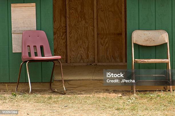 Photo libre de droit de Un Place banque d'images et plus d'images libres de droit de Chaise pliante - Chaise pliante, En métal, Arts Culture et Spectacles