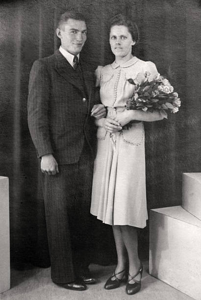 recién casados pareja en la 30 a - 1930 fotografías e imágenes de stock