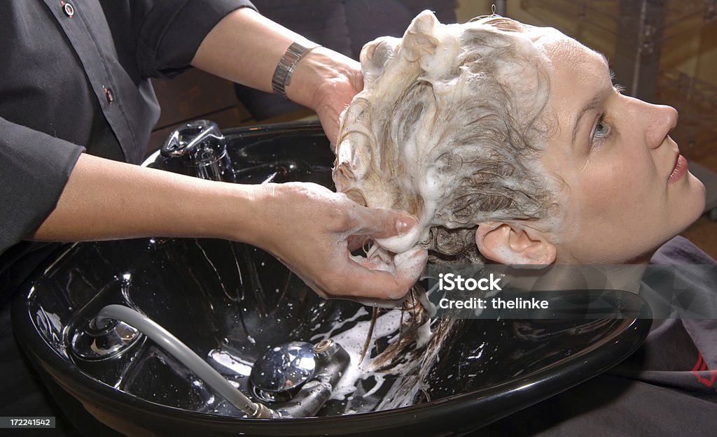 barber, lavar os cabelos de uma mulher - Foto de stock de Adulto royalty-free