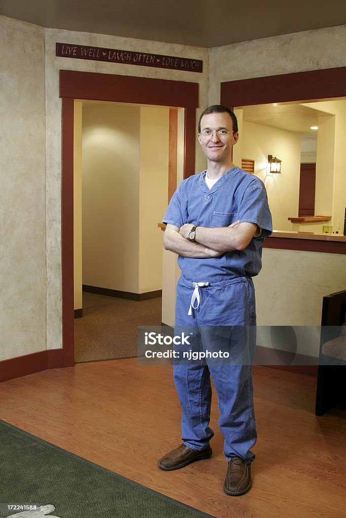 Dentista na sala de espera, aguardando próxima paciente - Foto de stock de Adulto royalty-free