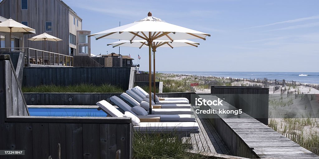 L'Architecture moderne de plage: Chaises longues symétriquement alignés - Photo de Ordre libre de droits