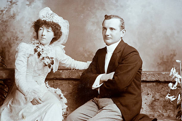 남자 & 아내 - victorian style women history couple 뉴스 사진 이미지