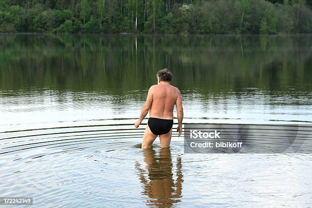 Solitario Nuotatore - Fotografie stock e altre immagini di Nuoto - Nuoto, Freddo, Spiaggia