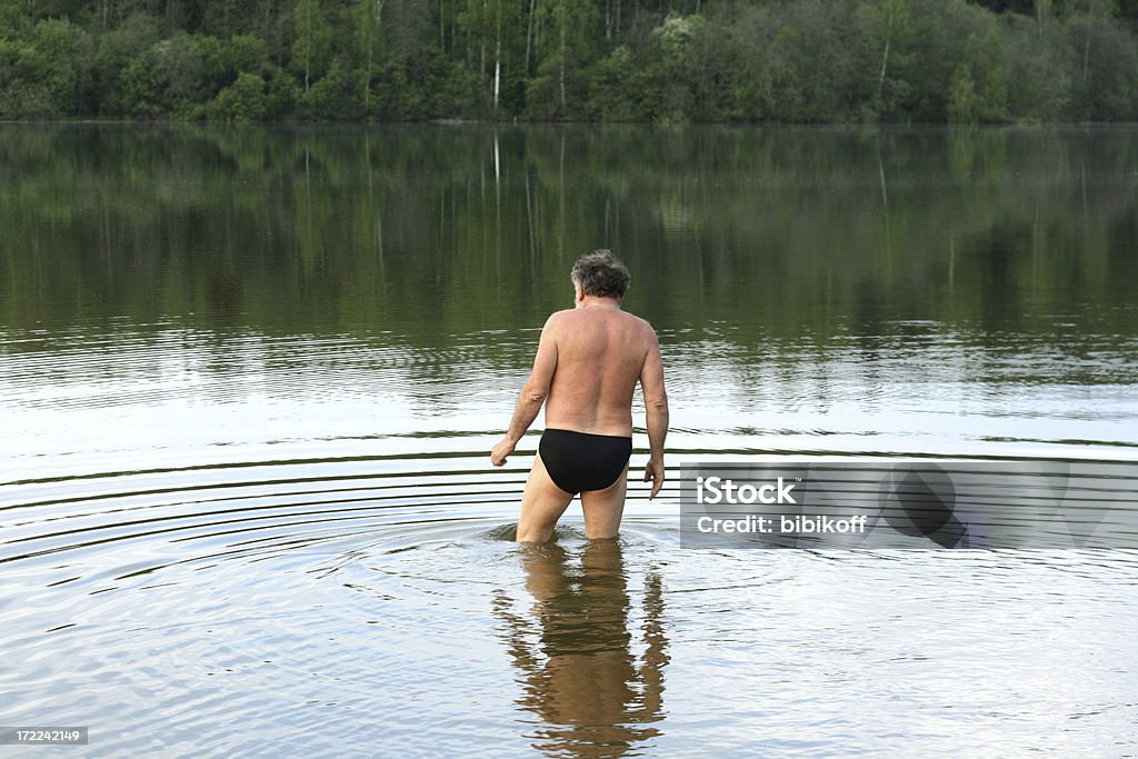 lonely пловец - Стоковые фото Плавать роялти-фри