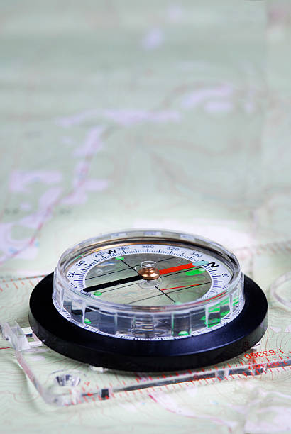 routenbeschreibung - boy scout orienteering compass map stock-fotos und bilder