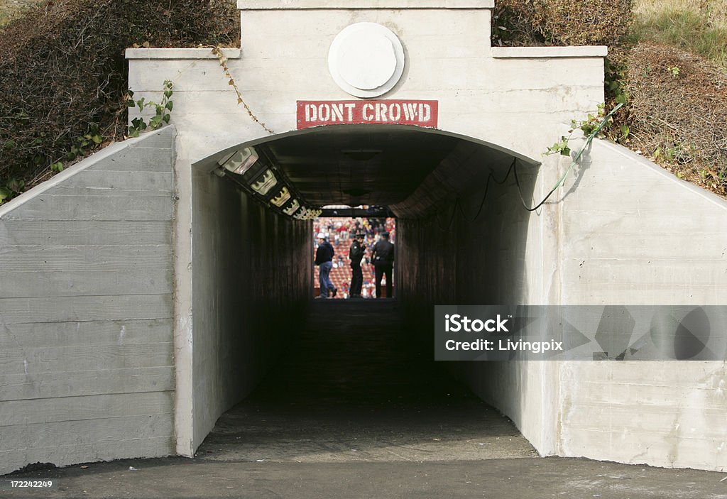 La entrada al túnel hasta Los Angeles Memorial Coliseum en juego día - Foto de stock de Estadio libre de derechos
