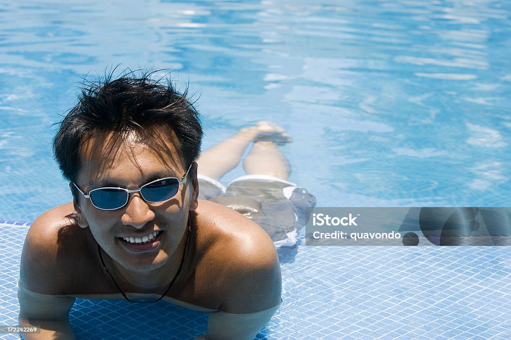 Asiatische Lächeln schöner junger Mann im Pool, Textfreiraum - Lizenzfrei Aktiver Lebensstil Stock-Foto