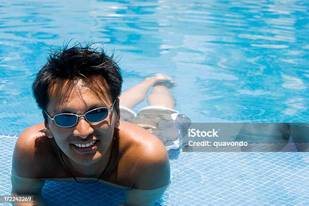 Foto de Asian Sorriso Bonito Jovem Homem Na Piscina Espaço Para Texto e mais fotos de stock de 20 Anos