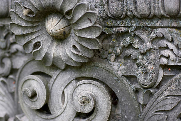 Esculturas em pedra no antigo edifício em Cabana arruinada - foto de acervo