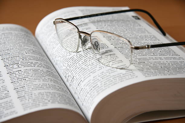 wörterbuch und eyeglasses - english dictionary stock-fotos und bilder