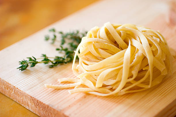 fresco tagliatelle - linguini foto e immagini stock