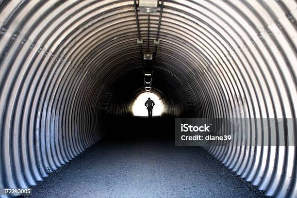 Mann In Einem Tunnel Stockfoto und mehr Bilder von Kreis - Kreis, Metall, Männer