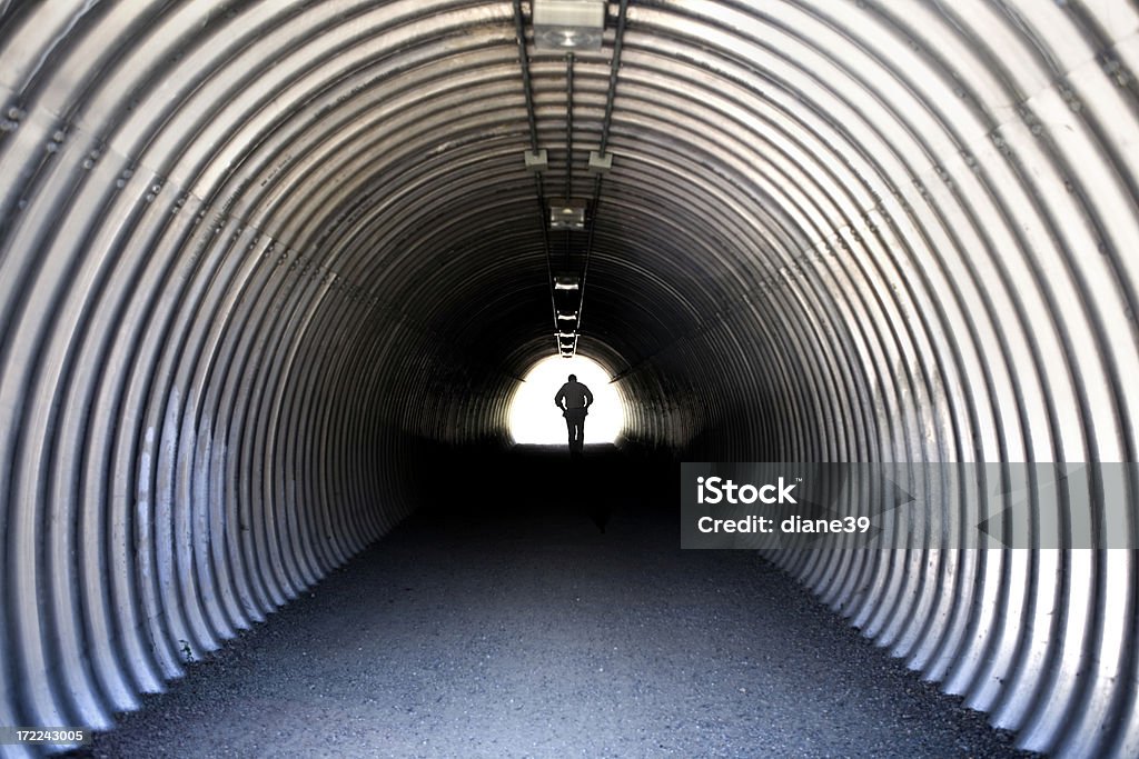 터널 속에 남자 - 로열티 프리 금속 스톡 사진