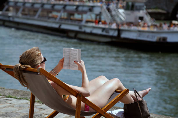 istock young girl in paris plage 172243022