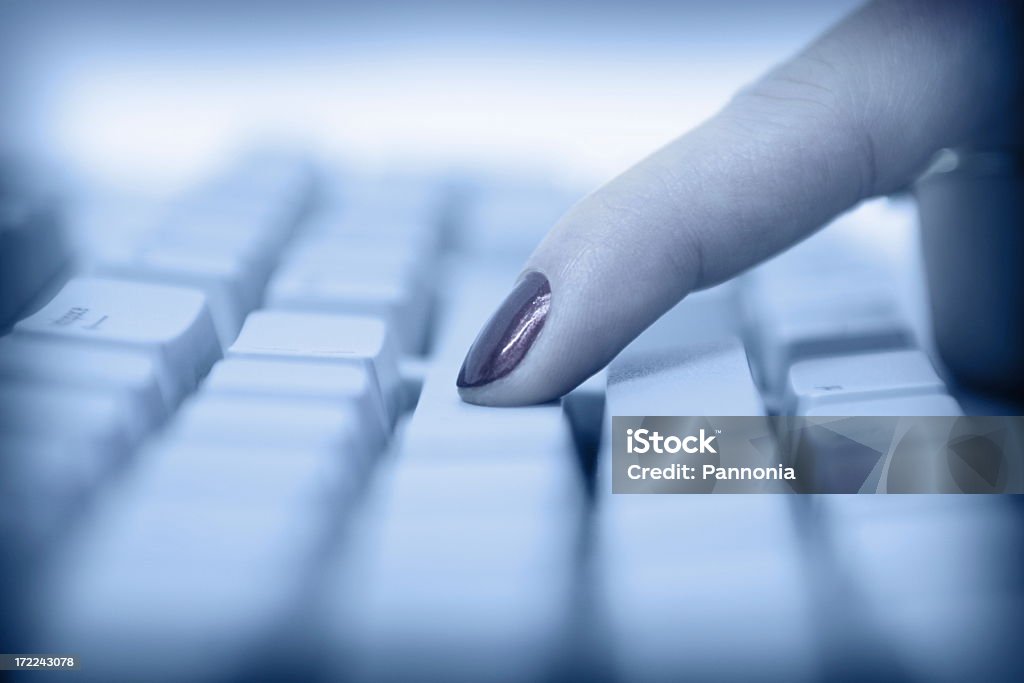 Dedo no teclado - Foto de stock de Azul royalty-free