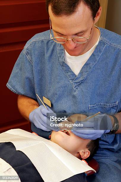Childrens Zahnarzt Stockfoto und mehr Bilder von Erwachsene Person - Erwachsene Person, Fotografie, Fröhlich