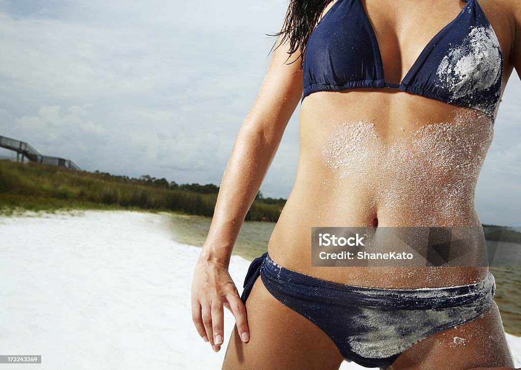 Sandy Bikini ciało - Zbiór zdjęć royalty-free (Gorąco)