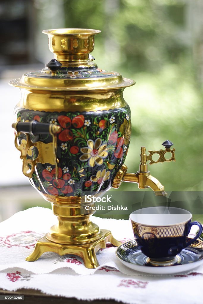 Beber té al aire libre. Cultura rusa - Foto de stock de Samovar libre de derechos