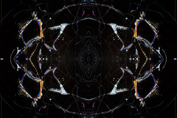 texture d’arrière-plan abstraite d’un écran à cristaux liquides brisé avec des fissures et des cristaux liquides qui fuient multicolores sur un écran noir - computer monitor computer liquid crystal display visual screen photos et images de collection