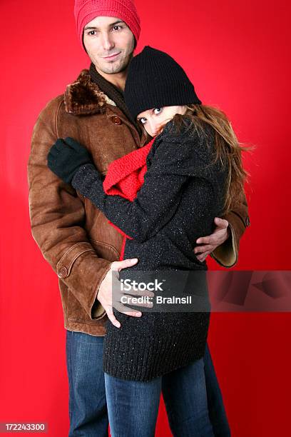 Casal De Inverno - Fotografias de stock e mais imagens de Abraçar - Abraçar, Adulto, Amor
