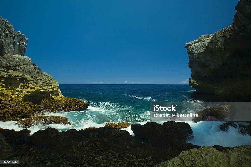 Blick auf das Meer von einem dunklen-Höhle - Lizenzfrei Insel Eleuthera Stock-Foto