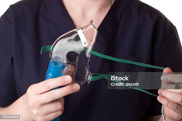 看護師酸素マスクを準備 - ヘルスケアと医療のストックフォトや画像を多数ご用意 - ヘルスケアと医療, 人物, 写真