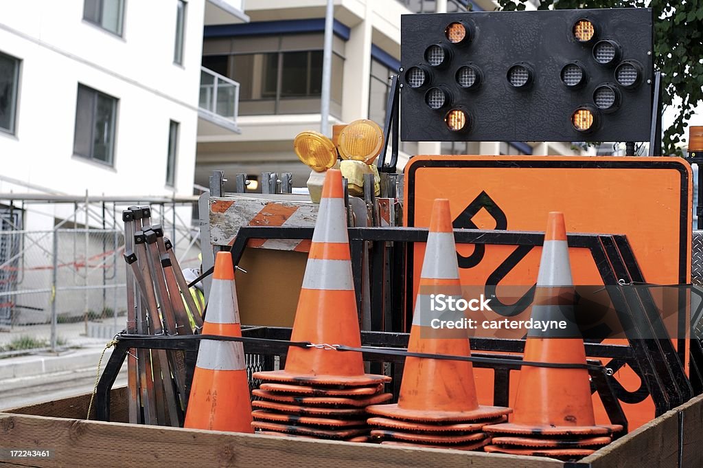 cones de construção e sinais na parte de trás do camião - Royalty-free 2000-2009 Foto de stock