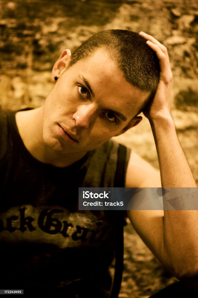 Primer Retrato de joven popa mirando. - Foto de stock de Cabeza afeitada libre de derechos