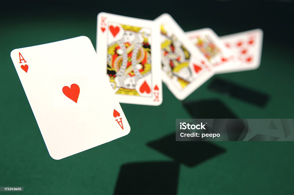 Royal Flush carte a mezz'aria - Foto stock royalty-free di Trucco magico