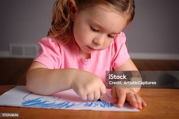 Menina Da Escola De Desenho Em Papel Na Mesa - Fotografias de stock e mais imagens de 2-3 Anos - 2-3 Anos, 4-5 Anos, Aluno de Jardim de Infância