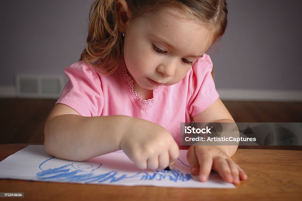 Маленькая девочка, рисунок на бумаге, в школе стол - Стоковые фото 2-3 года роялти-фри