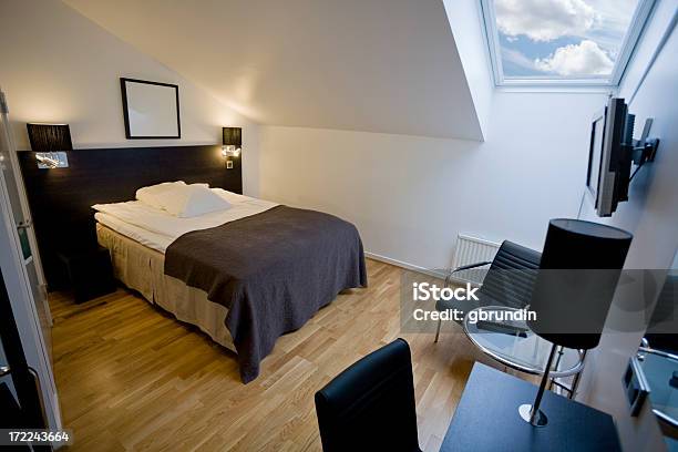 Moderna Habitación De Hotel Foto de stock y más banco de imágenes de Almohada - Almohada, Cama, Cielo