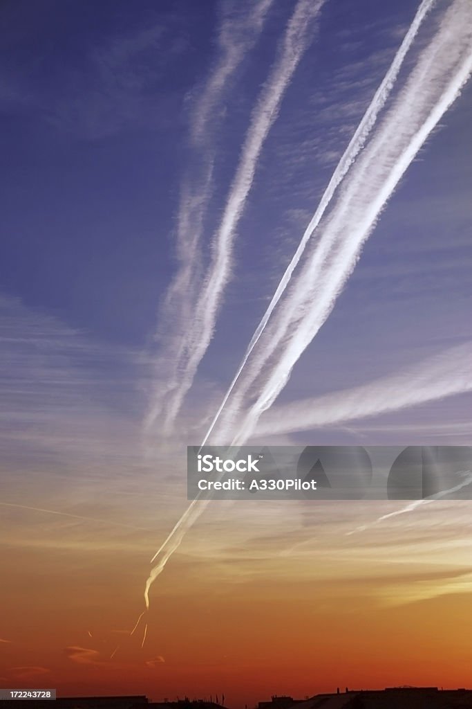 Contrails in alba - Foto stock royalty-free di Aeroplano