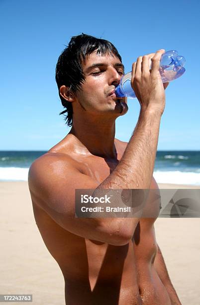 Uomo Bere Acqua Fresca Sulla Spiaggia - Fotografie stock e altre immagini di Abbronzatura - Abbronzatura, Acqua, Addome