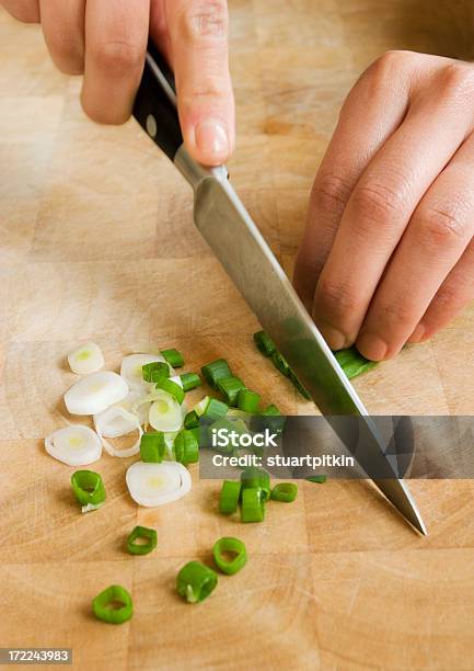 Tagliare A Pezzetti Cipolle Dinverno - Fotografie stock e altre immagini di Cipollina - Cipollina, Coltello da cucina, Tagliare a pezzetti