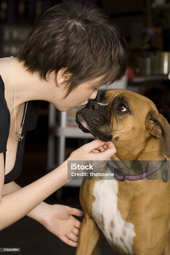 Jovem mulher e um boxeador-Centro da cidade - Foto de stock de 18-19 Anos royalty-free