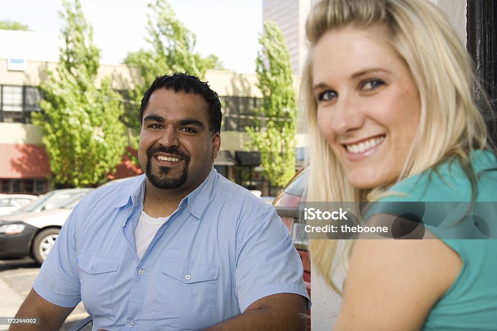 Mann und Frau in einem externen Tisch (Fokus auf den Mann - Lizenzfrei 18-19 Jahre Stock-Foto