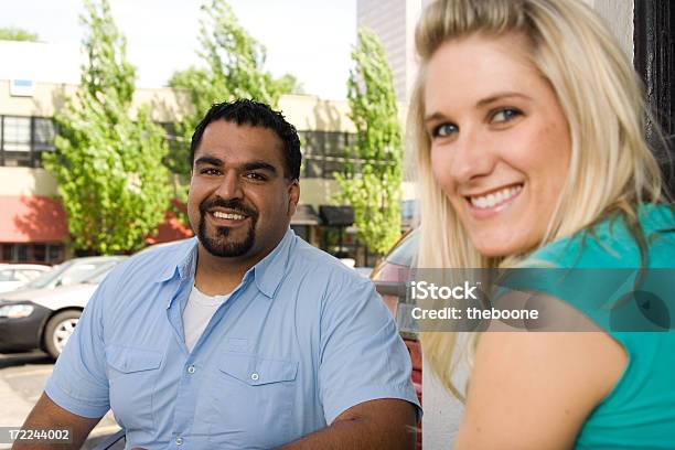 Mann Und Frau In Einem Externen Tisch Fokus Auf Den Mann Stockfoto und mehr Bilder von 18-19 Jahre