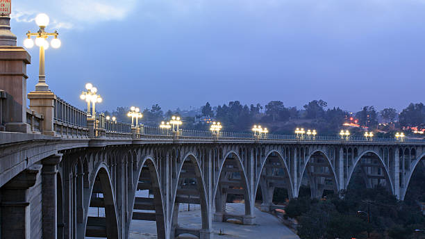 bridge de nuit - pasadena california california street light bridge photos et images de collection