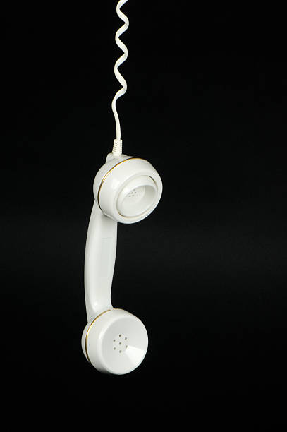 античный стиль белый телефона получателя, свисающими с выше - telephone telephone receiver phone cord telephone line стоковые фото и изображения